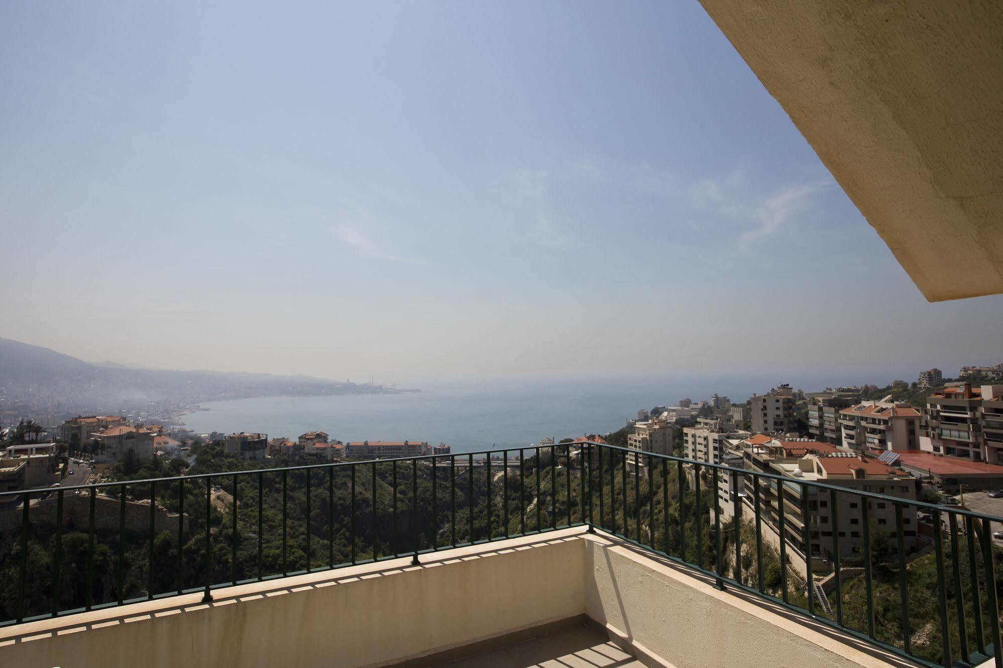 Adma Blue Screen Jounieh Buitenkant foto