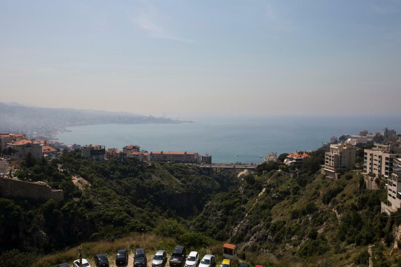 Adma Blue Screen Jounieh Buitenkant foto
